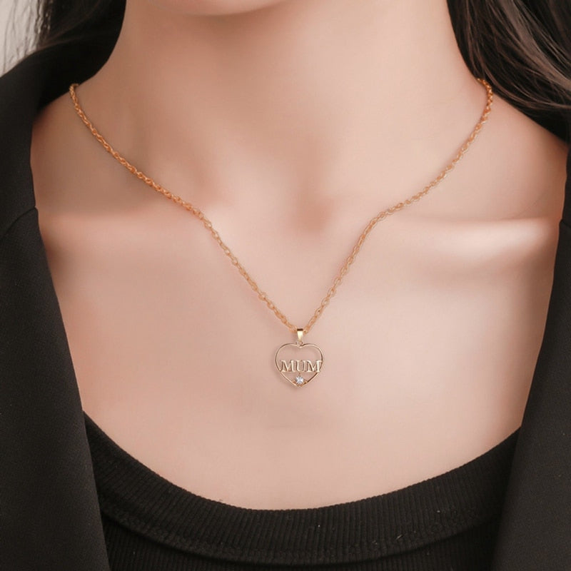 Mom Kette mit Zirkon in gold am Hals getragen - Bedeutungsvolles Schmuckstück für Mütter mit funkelndem Zirkon