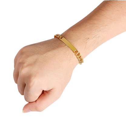 Personalisiertes Armband mit Wunschgravur in Gold am Herrenhandgelenk - Individuelles Schmuckstück für besondere Erinnerungen