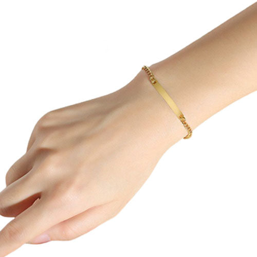 Personalisiertes Armband mit Wunschgravur in gold am Damenhandgelenk- Individuelles Schmuckstück für besondere Erinnerungen