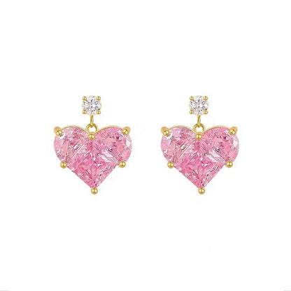 Ein Paar elegante Herzenohrringe mit Zirkonstein und rosa Kristallherzen