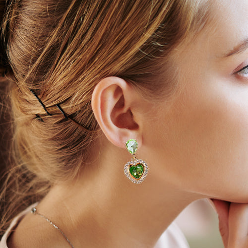 Ohrringe Herschimmer mit grünem Kristallherz und Zirkonsteinen getragen