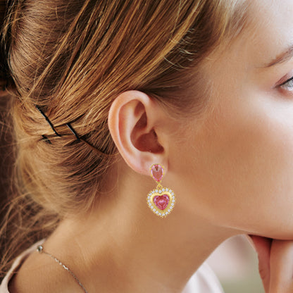 Ohrringe Herschimmer mit rosa Kristallherz und Zirkonsteinen getragen