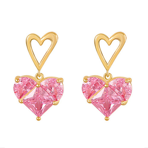 Ein Paar elegante Herzenohrringe mit rosa Kristall und ggoldenen Herzen